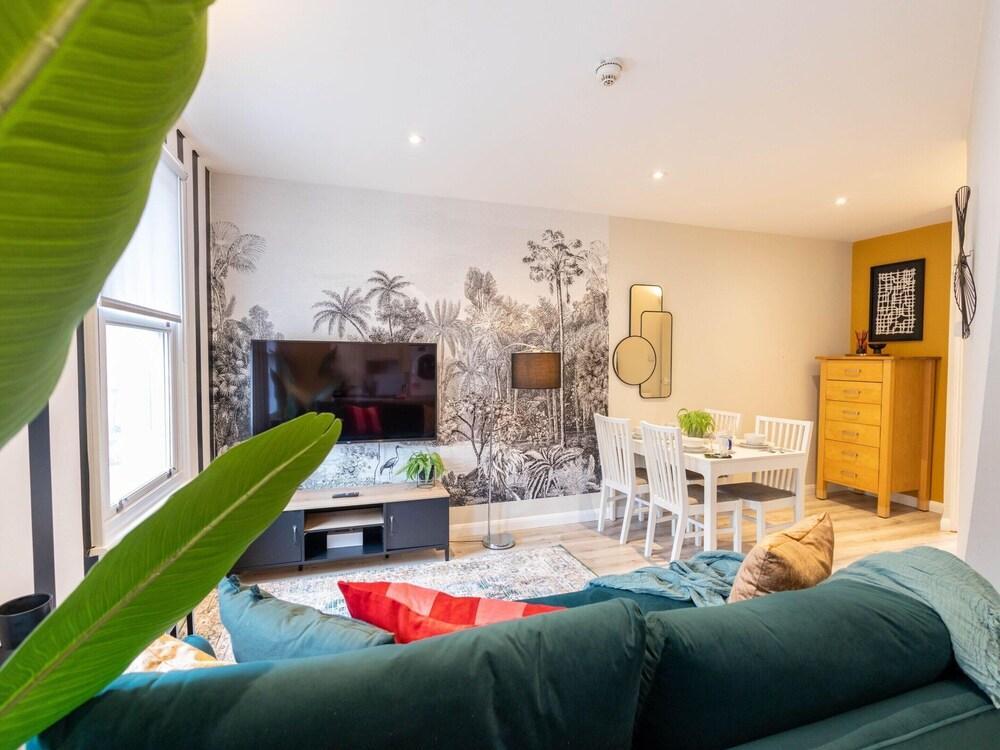 Explore Granary Square Two Bedroom by Belvilla - Tap to explore photos