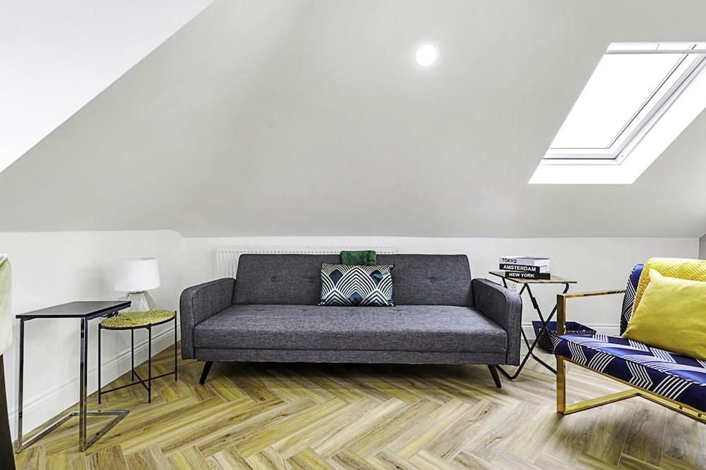 Cozy 1 Bed Apartment in Hanwell - Tap to explore photos