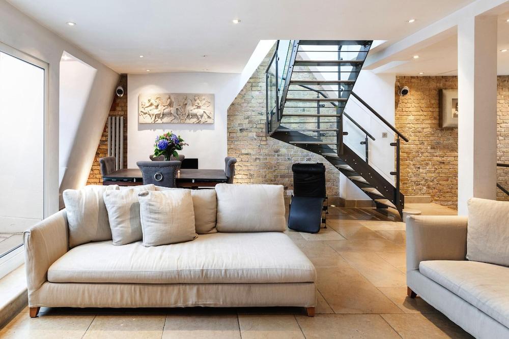 Knightsbridge Central 4th Floor Walk up- Penthouse - Tap to explore photos