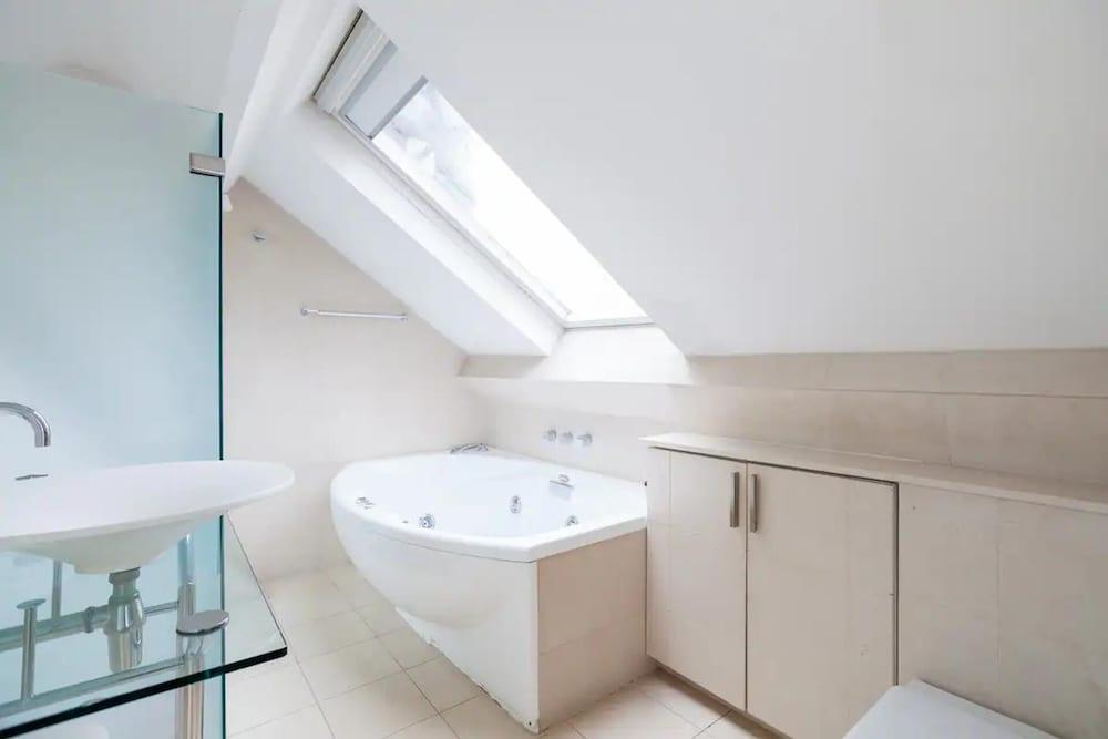 Knightsbridge Central 4th Floor Walk up- Penthouse - Tap to explore photos