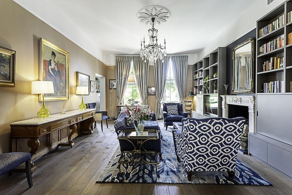 Well-designed Chelsea Flat - Tap to explore photos