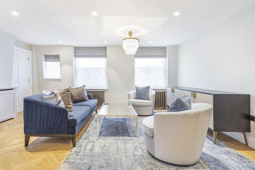 Wimpole 3 Bed Apartment - Tap to explore photos