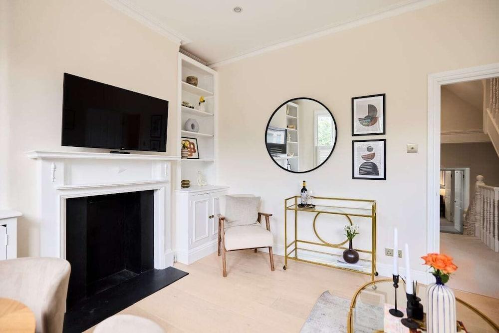 The Fulham Arms - Elegant 3bdr Flat With Terrace - Tap to explore photos