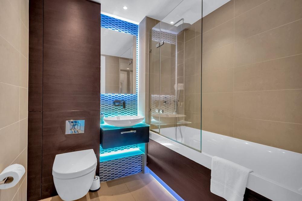 Commercial Street Apartment in Aldgate - Tap to explore photos