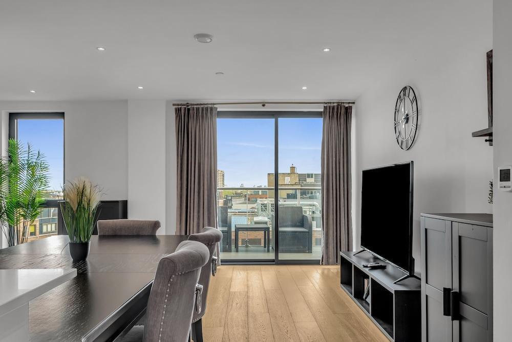 Commercial Street Apartment in Aldgate - Tap to explore photos