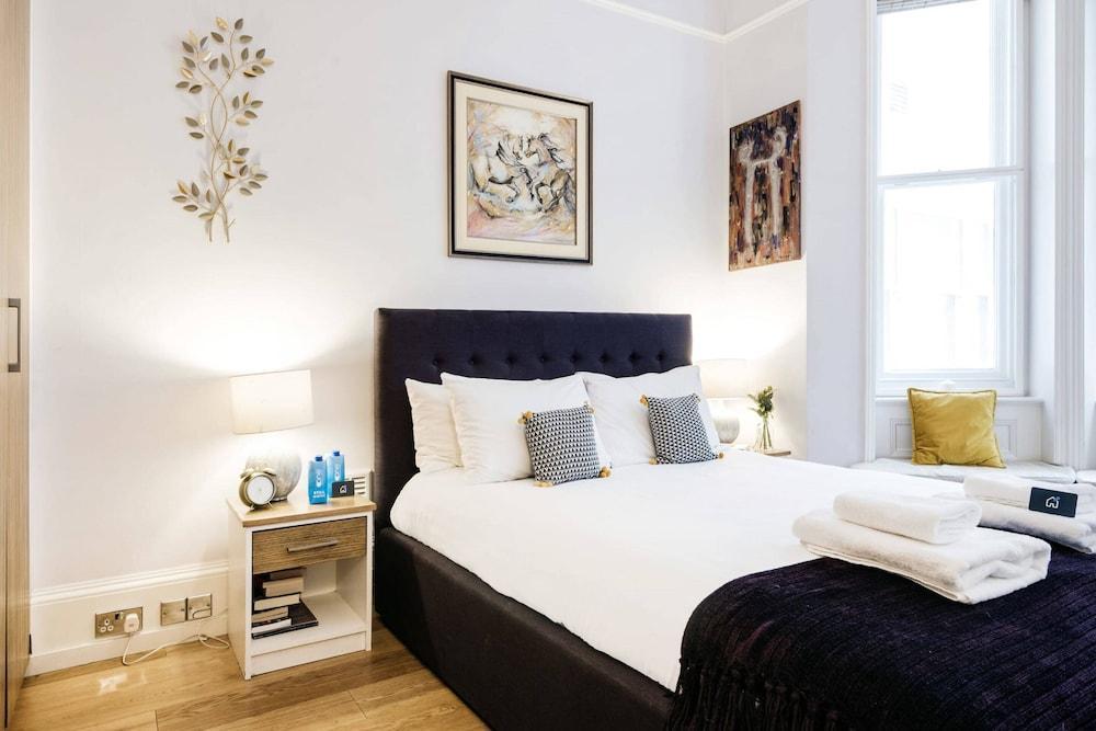 Bright and Modern Mayfair Apartment - Tap to explore photos