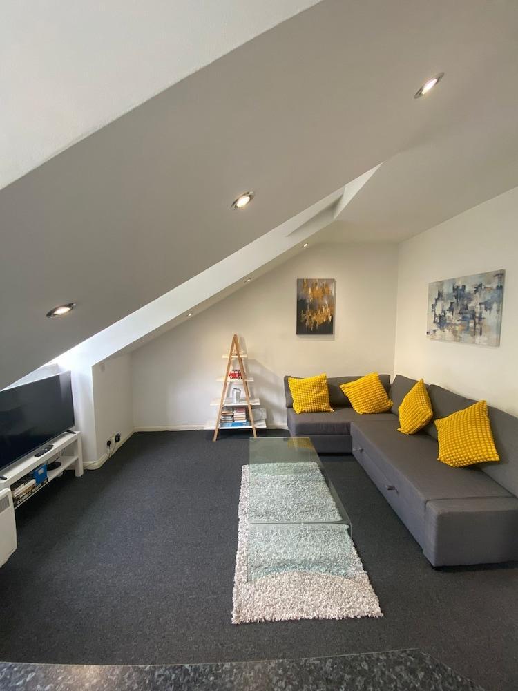 Impeccable 1-bed Apartment in Putney Village - Tap to explore photos