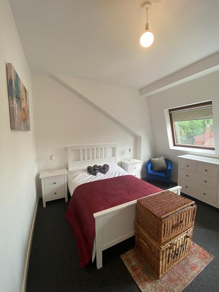 Impeccable 1-bed Apartment in Putney Village - Tap to explore photos