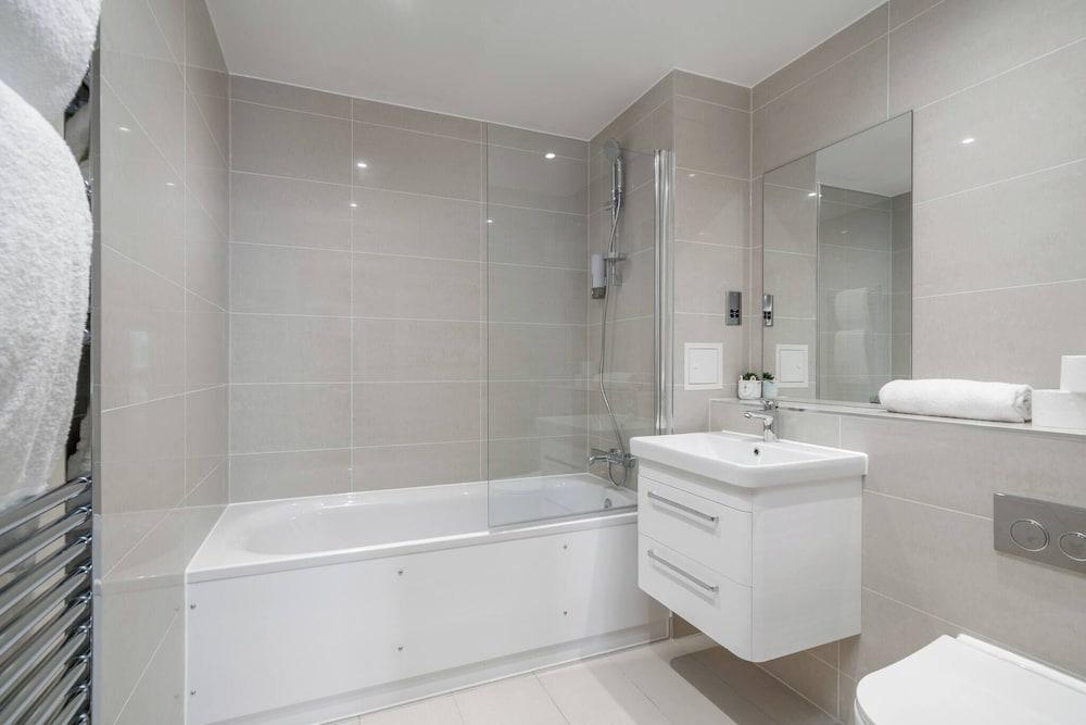 Skyvillion 2 Bed Apt London Excel O2 Arena - Tap to explore photos