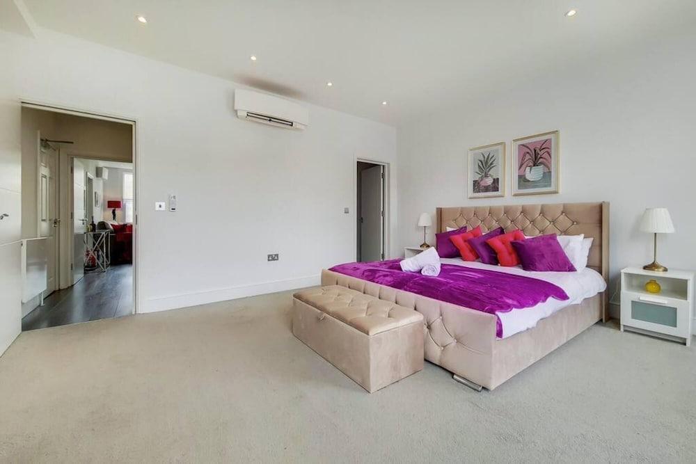 Modern 2-bedroom Apartment Off Baker Street W AC - Tap to explore photos