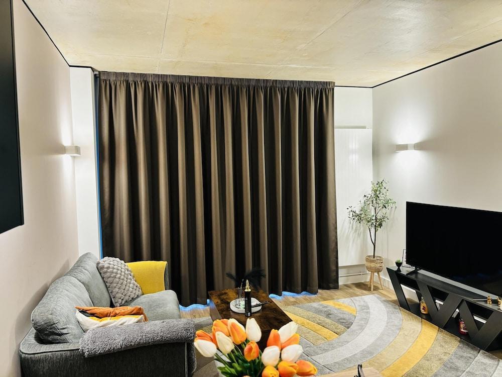 Your London Escape Luxurious 1 Bedroom Apartment - Tap to explore photos