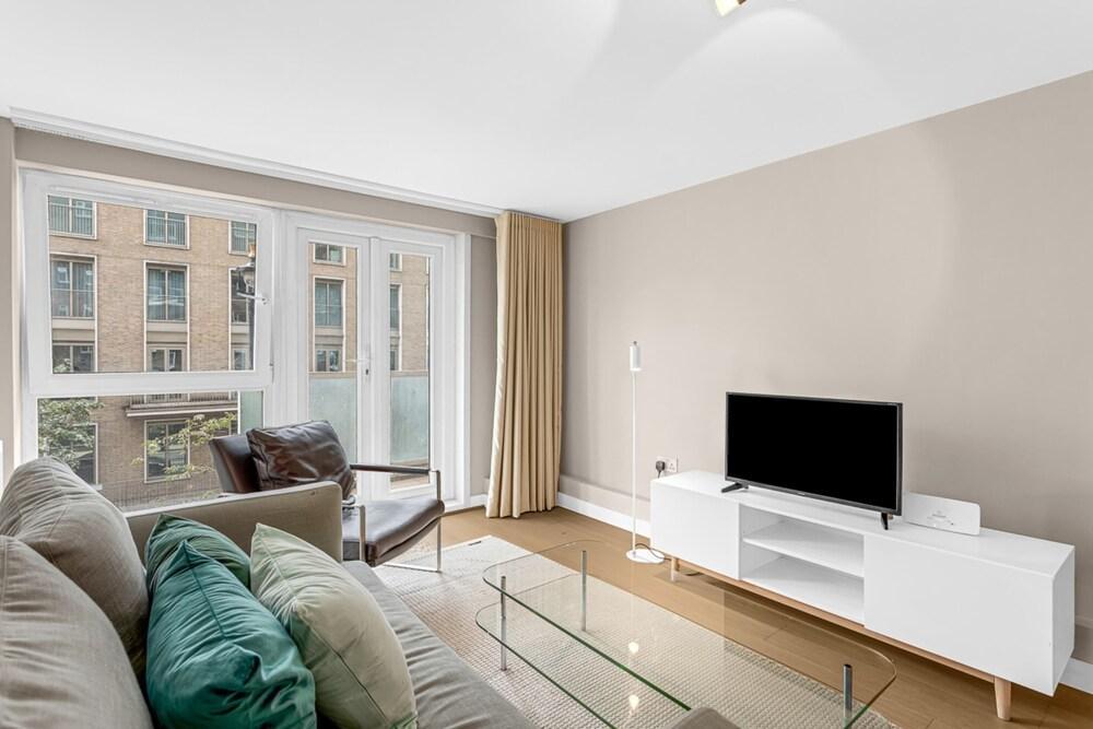 City Relay Belgravia Apartment 13 - Tap to explore photos