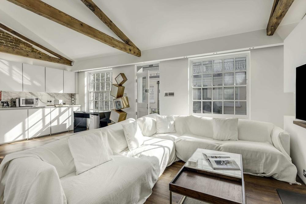 Luxury Loft-style Mews House - Tap to explore photos