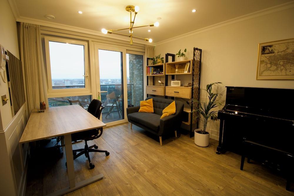 Surrey Quays Apartment - Tap to explore photos