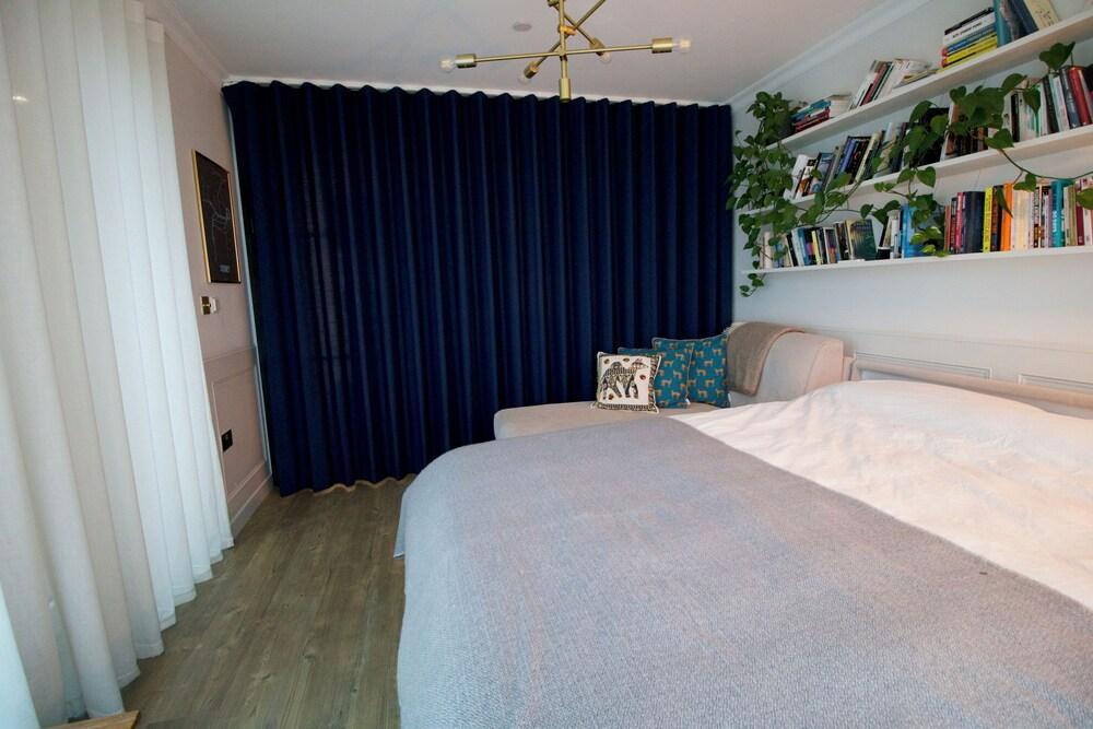 Surrey Quays Apartment - Tap to explore photos