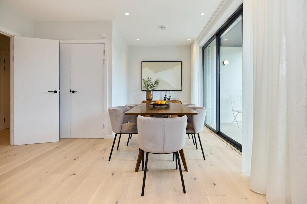The Brondesbury Place - Bright 2bdr Flat With Balcony + Parking - Tap to explore photos