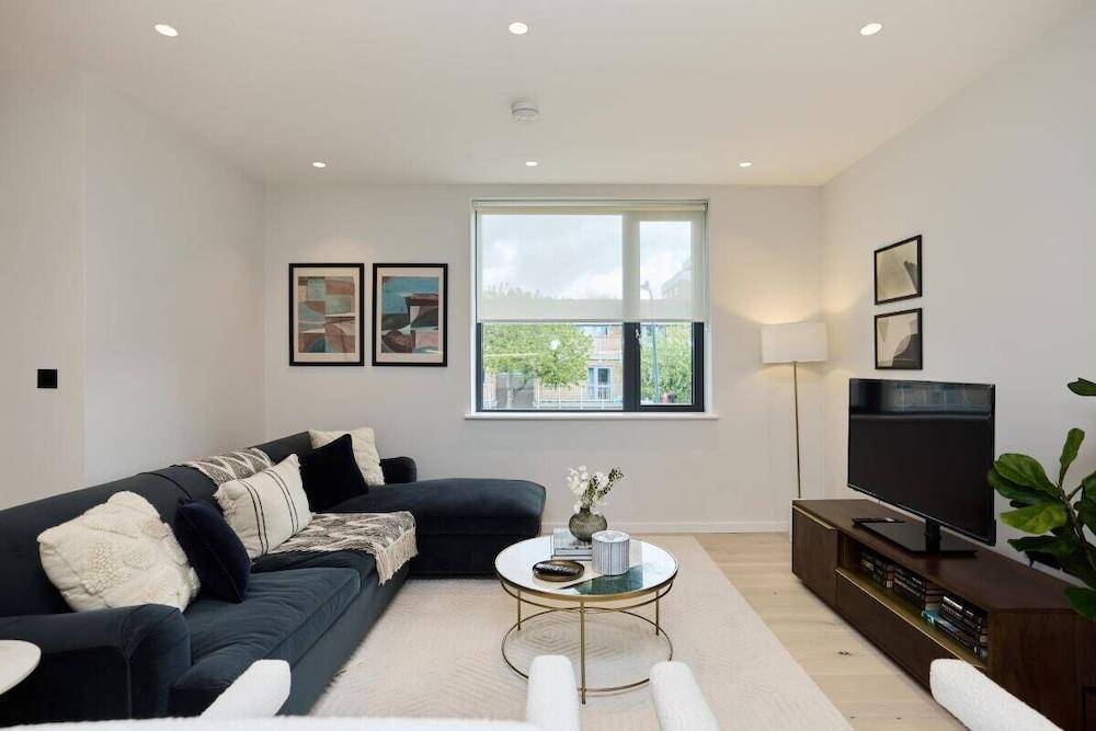 The Brondesbury Place - Bright 2bdr Flat With Balcony + Parking - Tap to explore photos