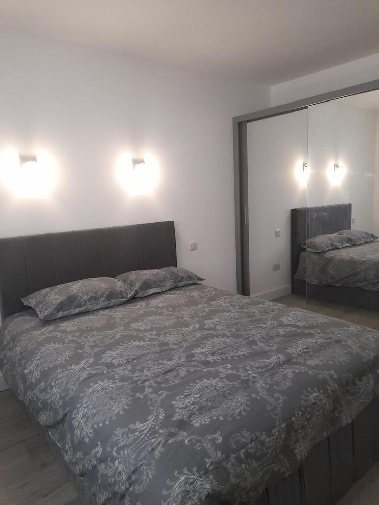 Apartment - Sleeps up to 6 & Free Parking - Tap to explore photos