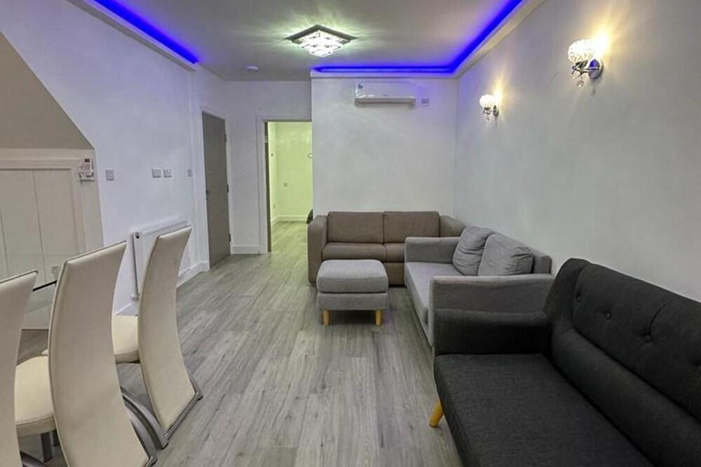 Apartment - Sleeps up to 6 & Free Parking - Tap to explore photos