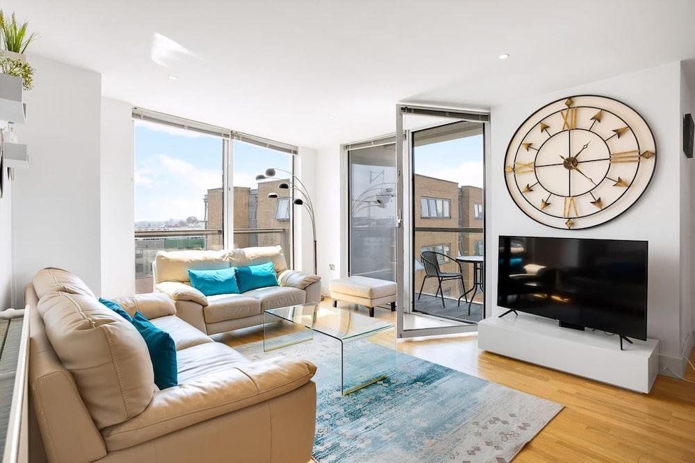 Panoramic London: 3-Bed City Oasis - Tap to explore photos