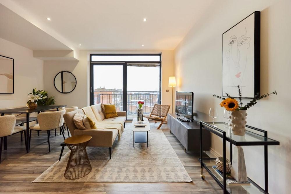 The Harlesden Escape - Spacious 3bdr Flat With Balcony - Tap to explore photos