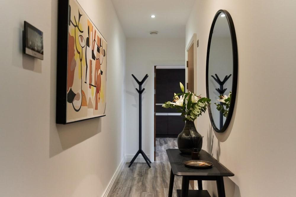 The Harlesden Escape - Spacious 3bdr Flat With Balcony - Tap to explore photos