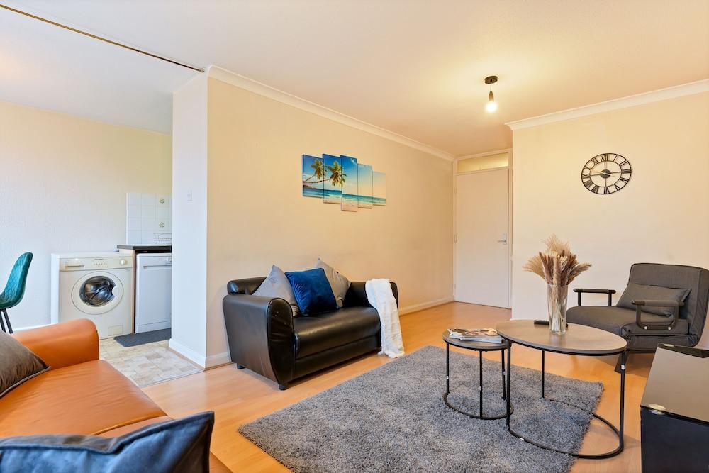 Kensington 3 Bedroom Flat Close2subway - Tap to explore photos