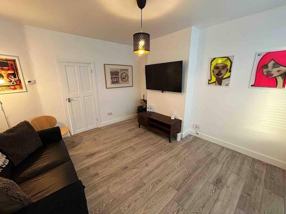 Cool 2 Bed House Hornchurch, Arcade Games, Parking - Tap to explore photos