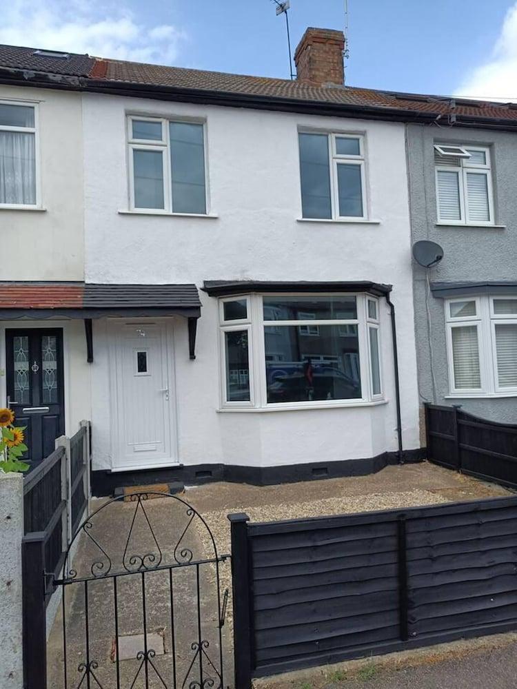 Cool 2 Bed House Hornchurch, Arcade Games, Parking - Tap to explore photos