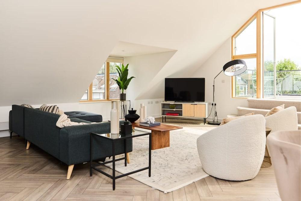 The Putney Sactum - Homely 3bdr With Rooftop Terrace - Tap to explore photos