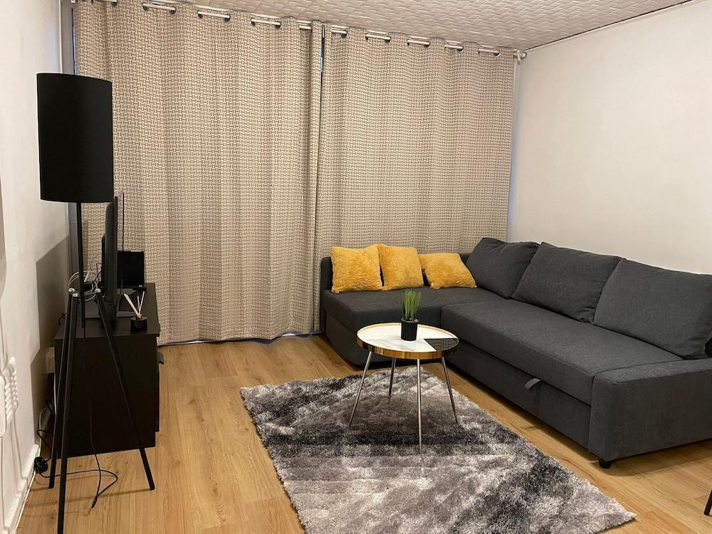 Walk to Lcy Airport/ Excel /dlr 1Br Flat - Tap to explore photos