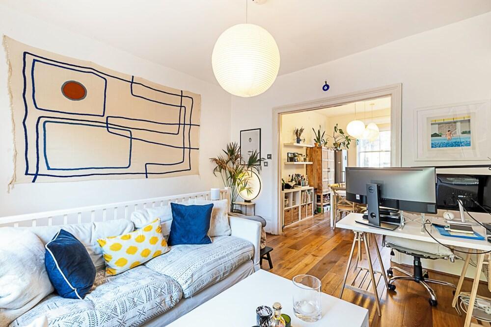 Colourful and Cosy Home in De Beauvoir Town - Tap to explore photos