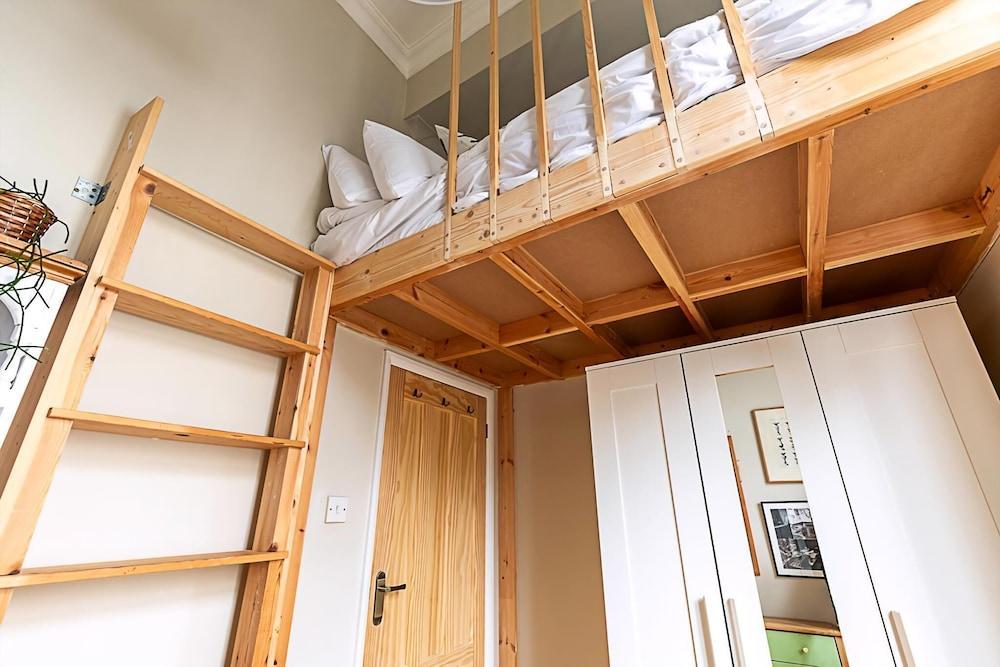 Beautiful Two Bedroom Abode Near Victoria - Tap to explore photos