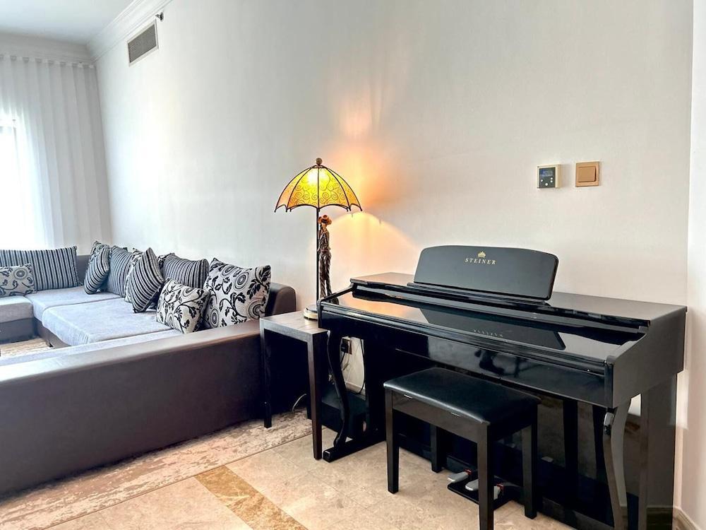 Spacious 2BR in Palm Jumeirah - Tap to explore photos
