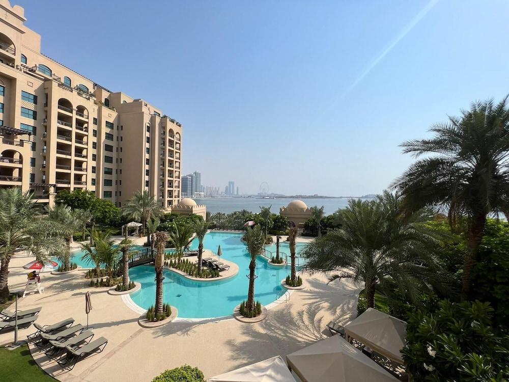 Spacious 2BR in Palm Jumeirah - Tap to explore photos