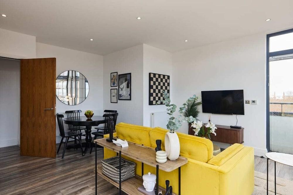 The Harlesden Classic - Lovely 2BDR Flat with Balcony - Tap to explore photos