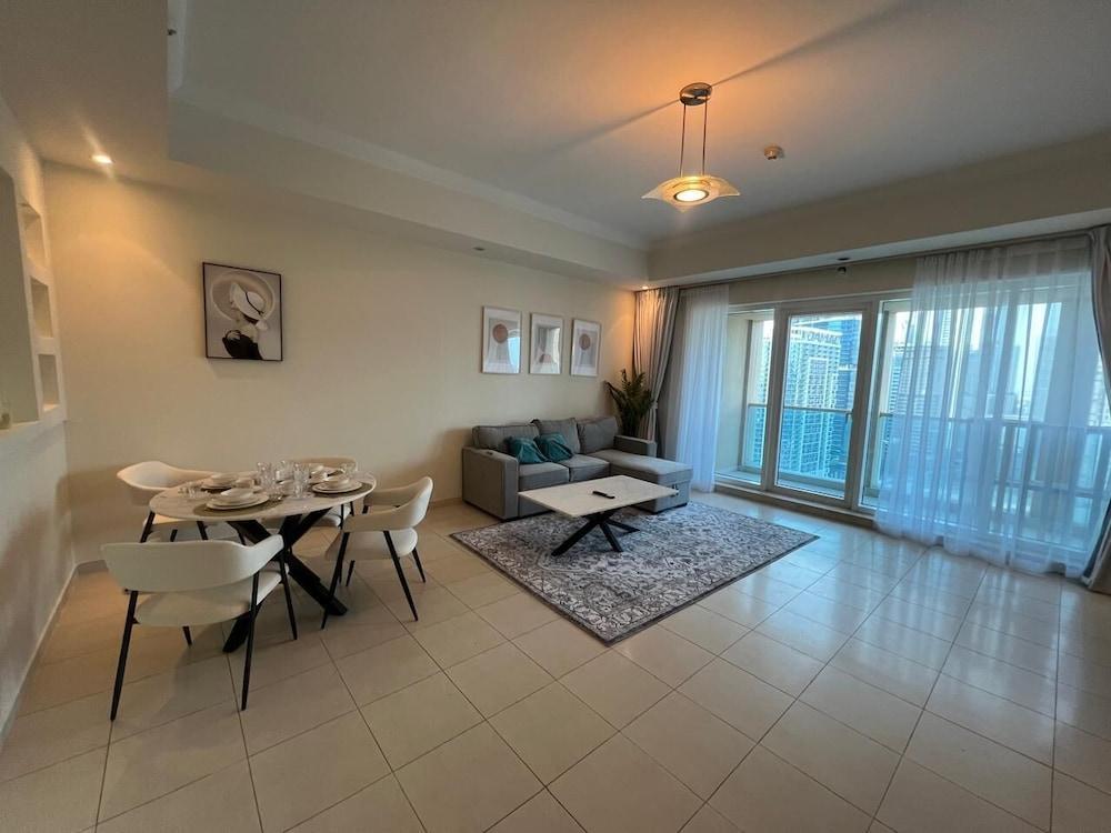 Yogi - Beautiful Burj Khalifa View in this 1BR Apartment Room Type - Comfort Apartment, Balcony, Lake View