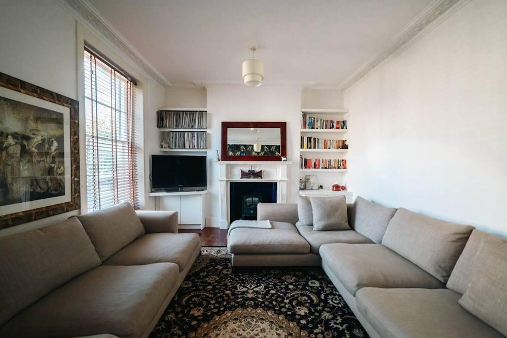 Stylish 2 Bedroom Flat in Camden Town - Tap to explore photos
