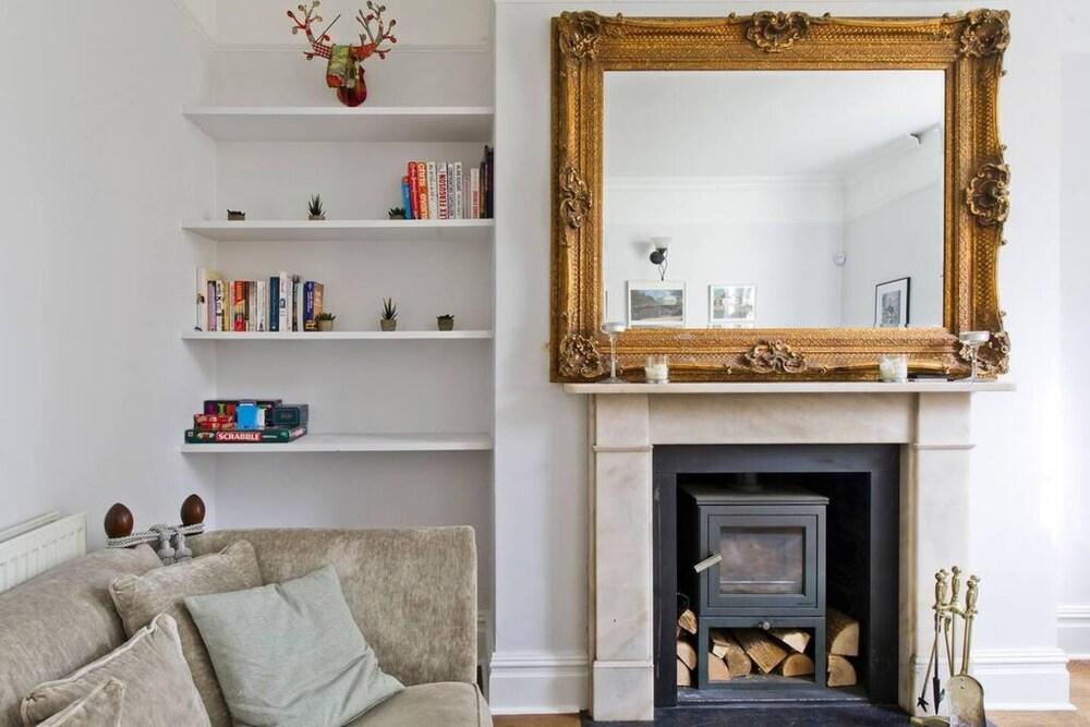 Long Stay Discounts - 2-bed Apartment Victoria - Tap to explore photos