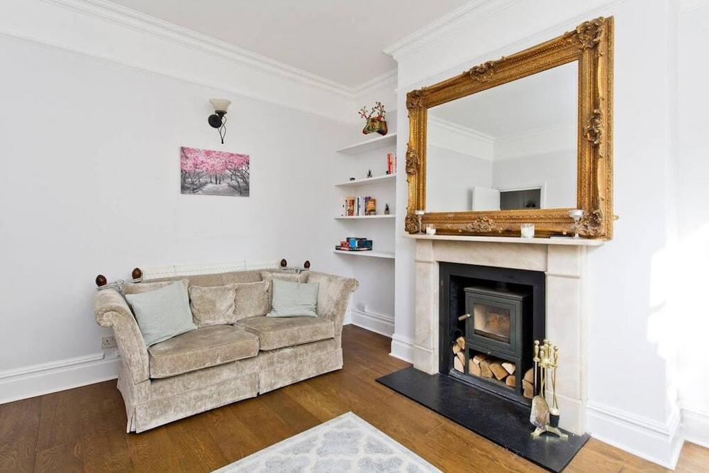 Long Stay Discounts - 2-bed Apartment Victoria - Tap to explore photos