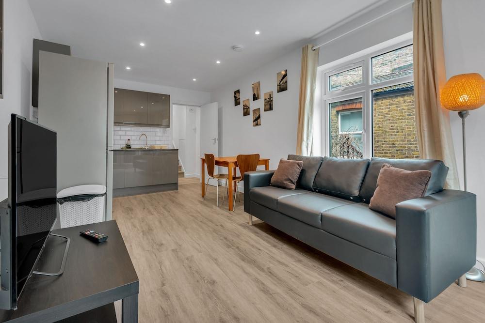 Charming 2-bed Apartment in South West London - Tap to explore photos