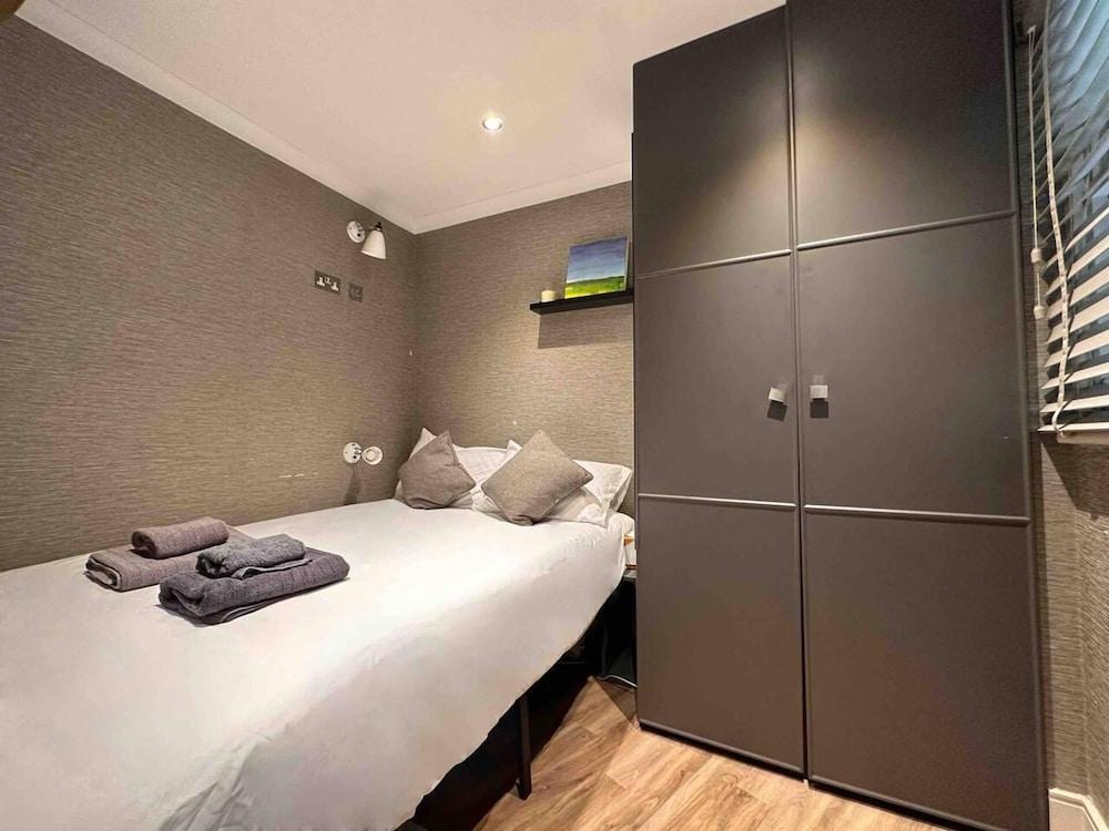 Modern Central 3-brs House With 3 Bths 2 Hottube