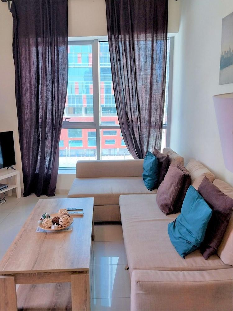 Gorgeous 1B With Balcony in Dubai Marina - Tap to explore photos