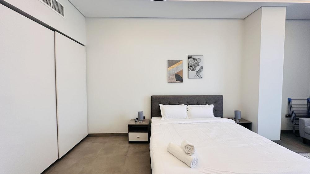 Upscale Studio Apartment Palm View with Big Balcony Free Parking by Belvilla - Tap to explore photos