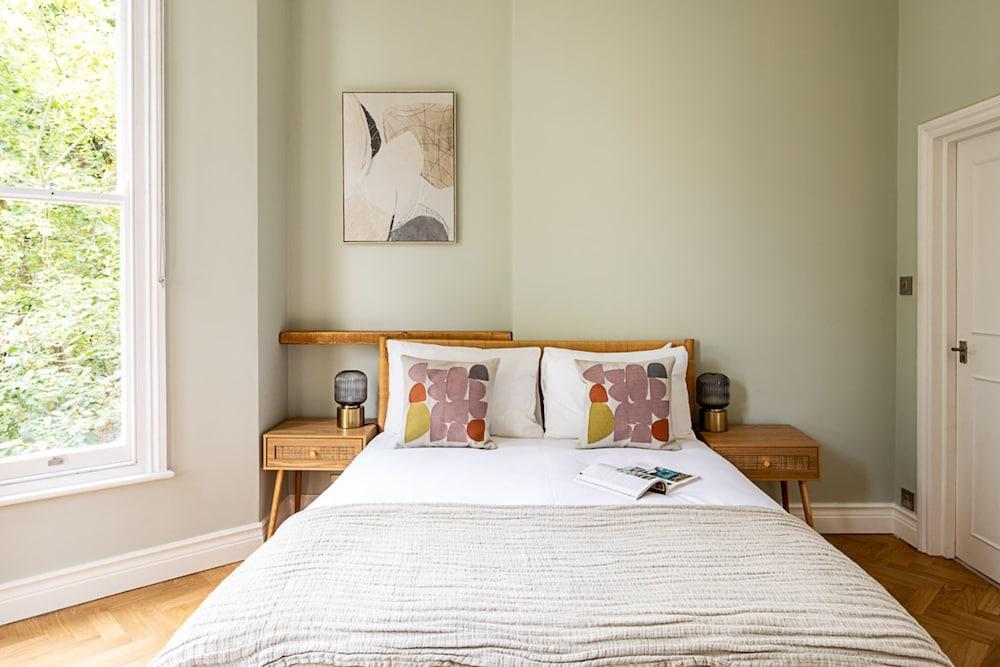 Newly Renovated Two Bedroom Kensington Flat - Tap to explore photos
