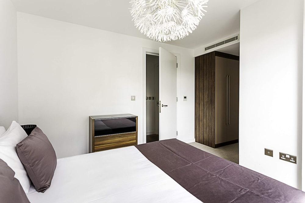 Central London Haven: Steps From Shoreditch Station - Tap to explore photos