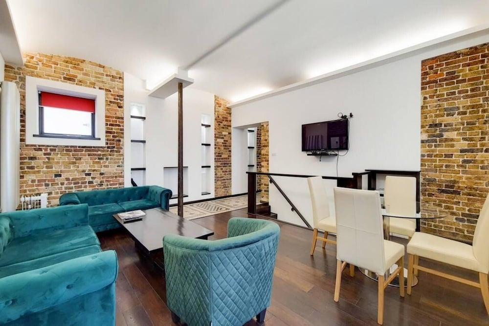 Lovely 2-bedroom Duplex Apartment in Belgravia - Tap to explore photos