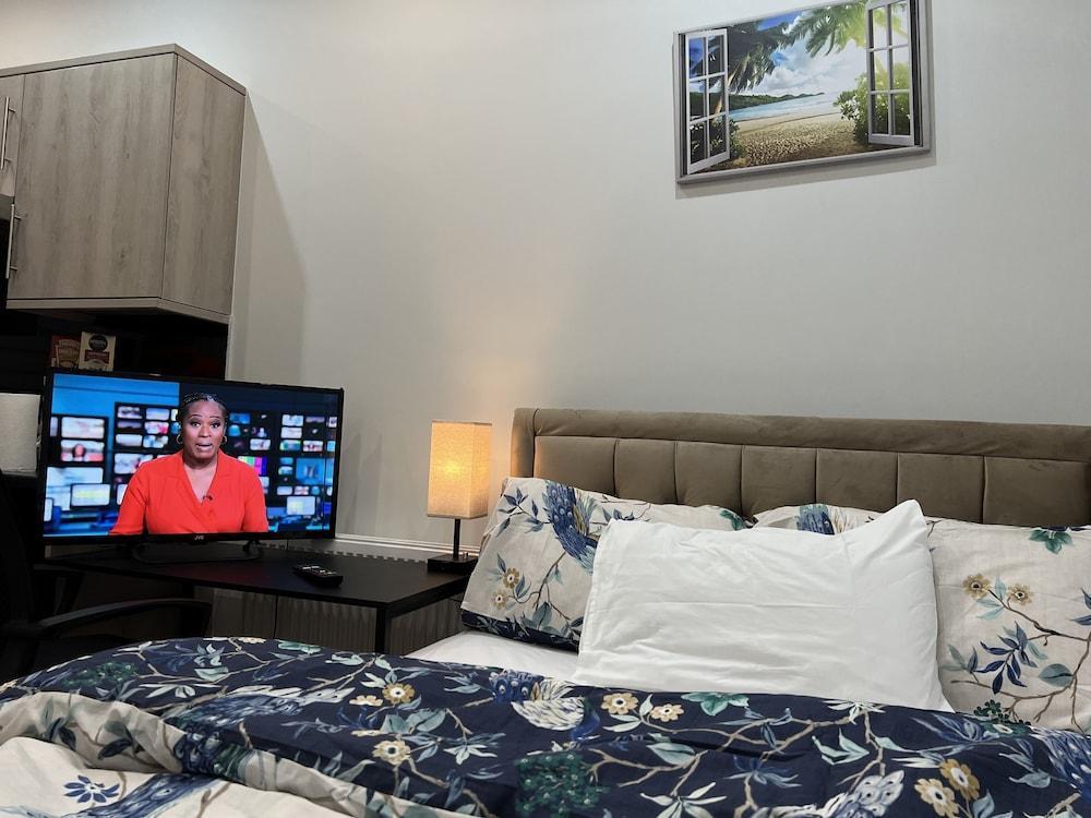 Entire Studio apartment - London - Tap to explore photos