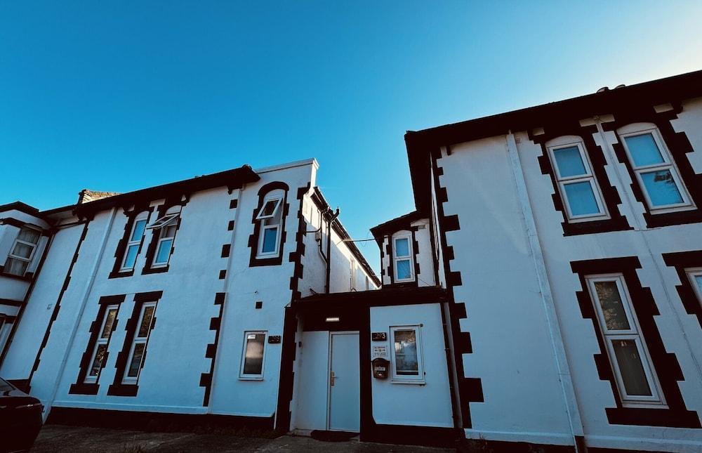 Sterling House B&B Heathrow - Tap to explore photos