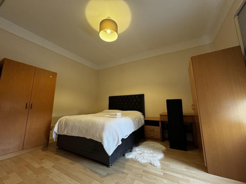 Sterling House B&B Heathrow - Tap to explore photos